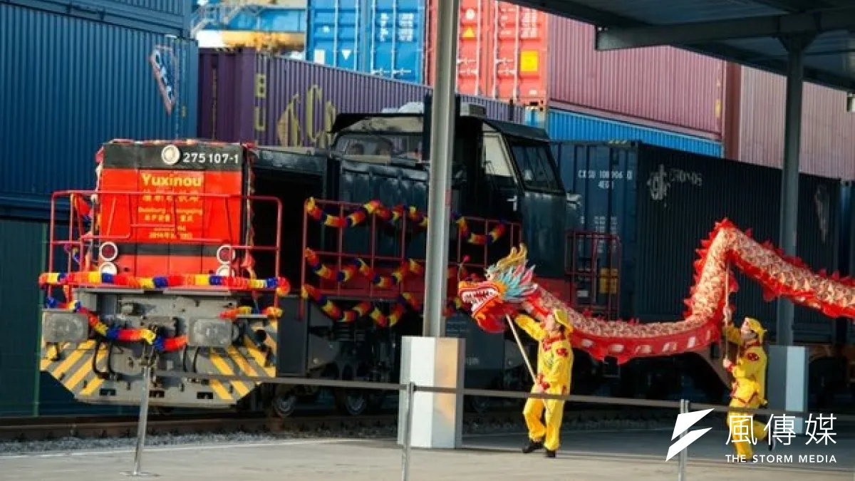 自重慶發車的渝新歐列車29日駛進德國杜伊斯堡港。(取自網路)