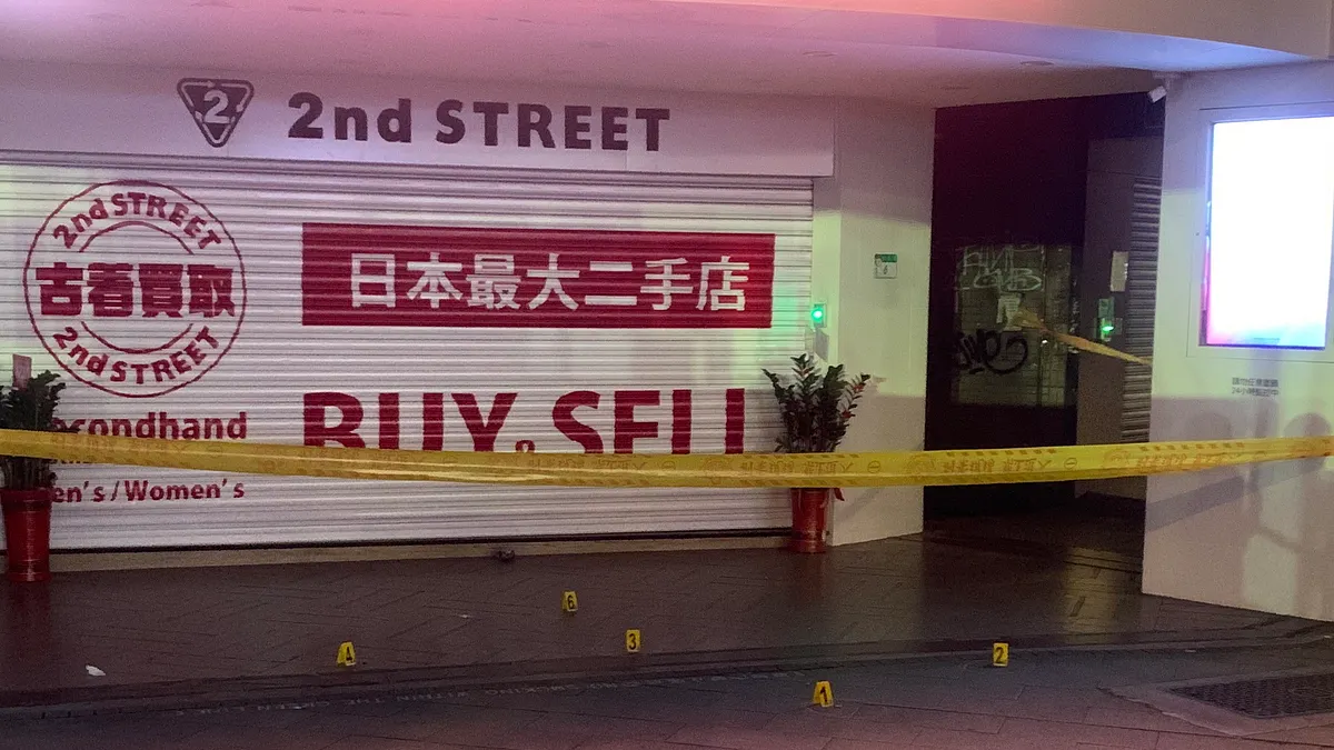 台北市萬華區西門町捷運站1號出口外,14日凌晨發生一起槍擊案。(圖/翻攝自記者爆料網) 台北市萬華區西門町捷運站1號出口外,14日凌晨發生一起槍擊案。(圖/翻攝自記者爆料網)