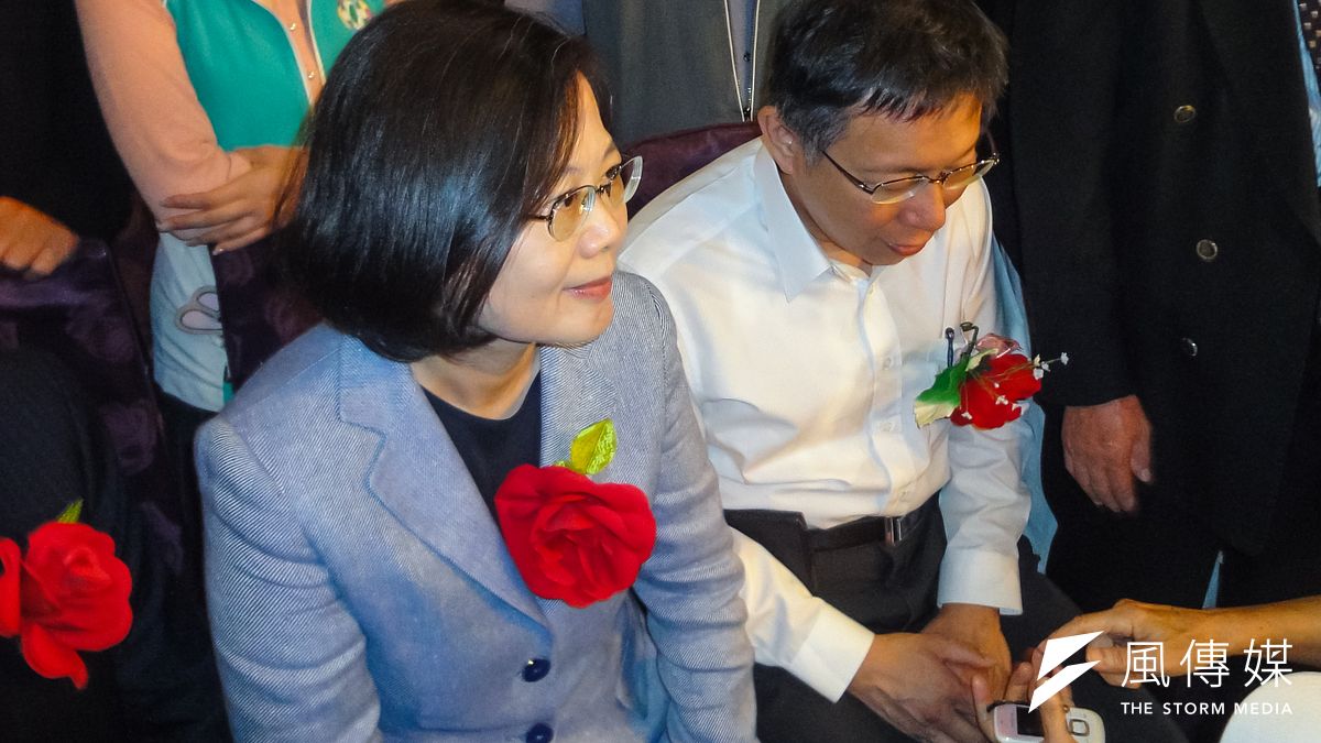 台北市長柯文哲、民進黨主席蔡英文11日一同出席柯蔡宗親會。(顏麟宇攝) 台北市長柯文哲、民進黨主席蔡英文11日一同出席柯蔡宗親會。(顏麟宇攝)