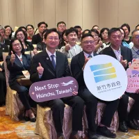 2026年8月24日、シンガポールで開催された「玩味新竹」観光プロモーション説明会に出席した駐シンガポール台北代表処の童振源代表(左)と、新竹市政府城市行銷処の林昱志処長。(写真/新竹市政府提供) 2026年8月24日、シンガポールで開催された「玩味新竹」観光プロモーション説明会に出席した駐シンガポール台北代表処の童振源代表(左)と、新竹市政府城市行銷処の林昱志処長。(写真/新竹市政府提供)