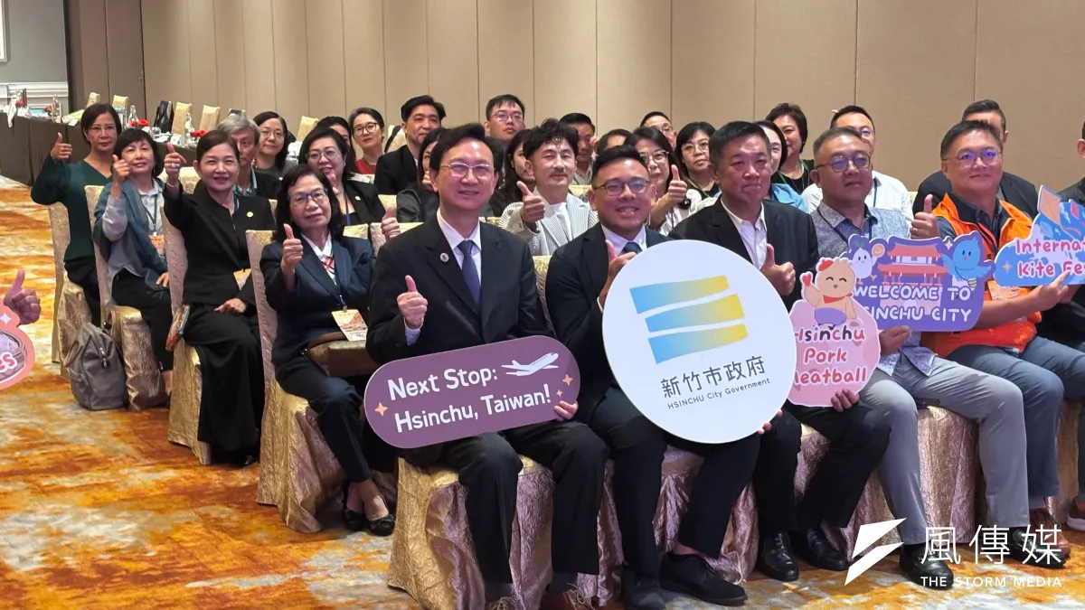 2026年8月24日,(左起)台灣駐新加坡代表處大使童振源、新竹市政府行銷處長林昱志出席在新加坡舉行的「玩味新竹」推介會。(圖/新竹市政府提供)