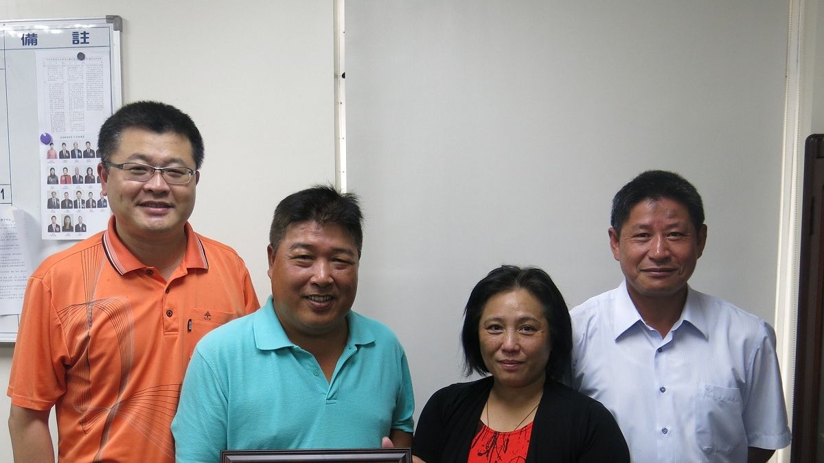 表彰同仁犧牲奉獻 澎湖警頒贈榮退員警紀念品 表彰同仁犧牲奉獻 澎湖警頒贈榮退員警紀念品