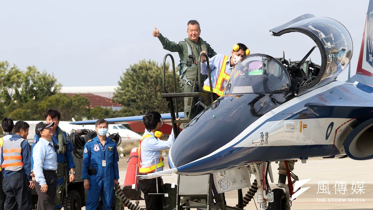 漢翔公司2日上午展示新式高教機「勇鷹號」雙機飛行,漢翔董事長胡開宏親自同乘A1機。(蘇仲泓攝) 漢翔公司2日上午展示新式高教機「勇鷹號」雙機飛行,漢翔董事長胡開宏親自同乘A1機。(蘇仲泓攝)