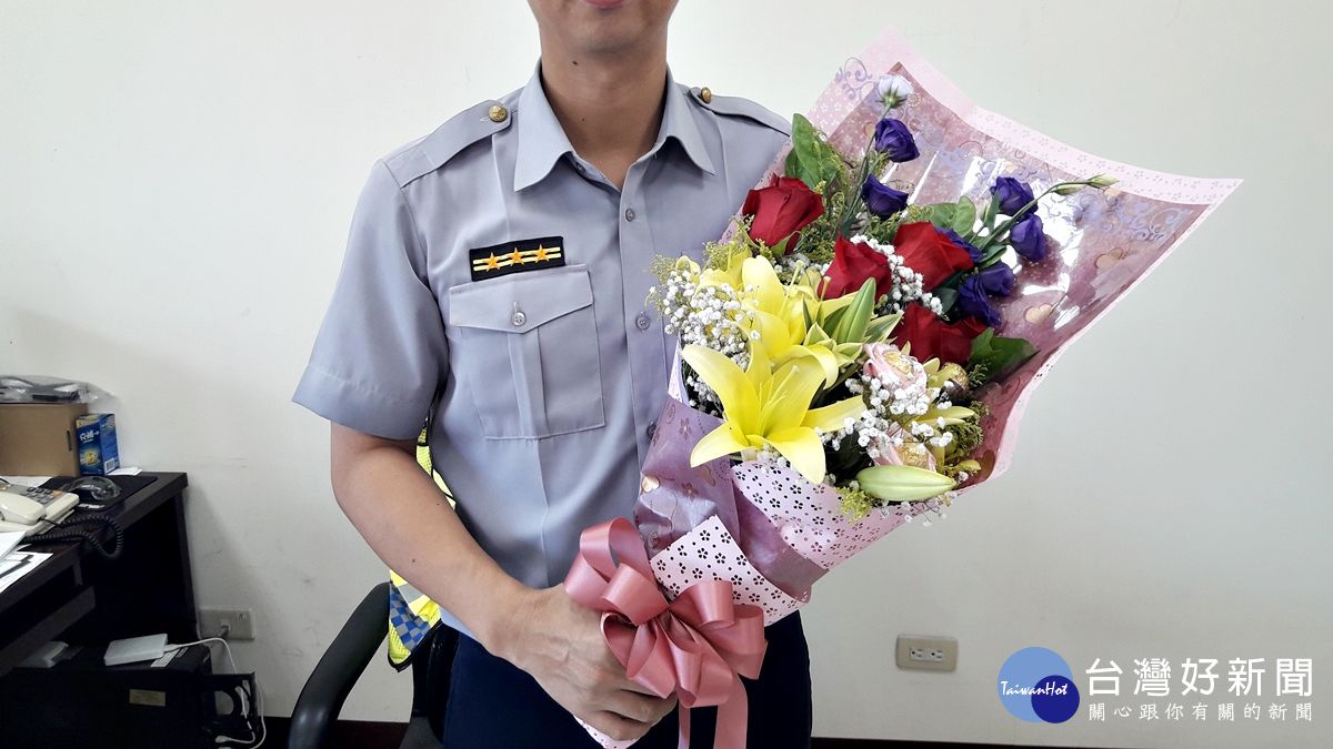 員警傳教士幫忙換備胎 女駕駛PO網感謝 員警傳教士幫忙換備胎 女駕駛PO網感謝