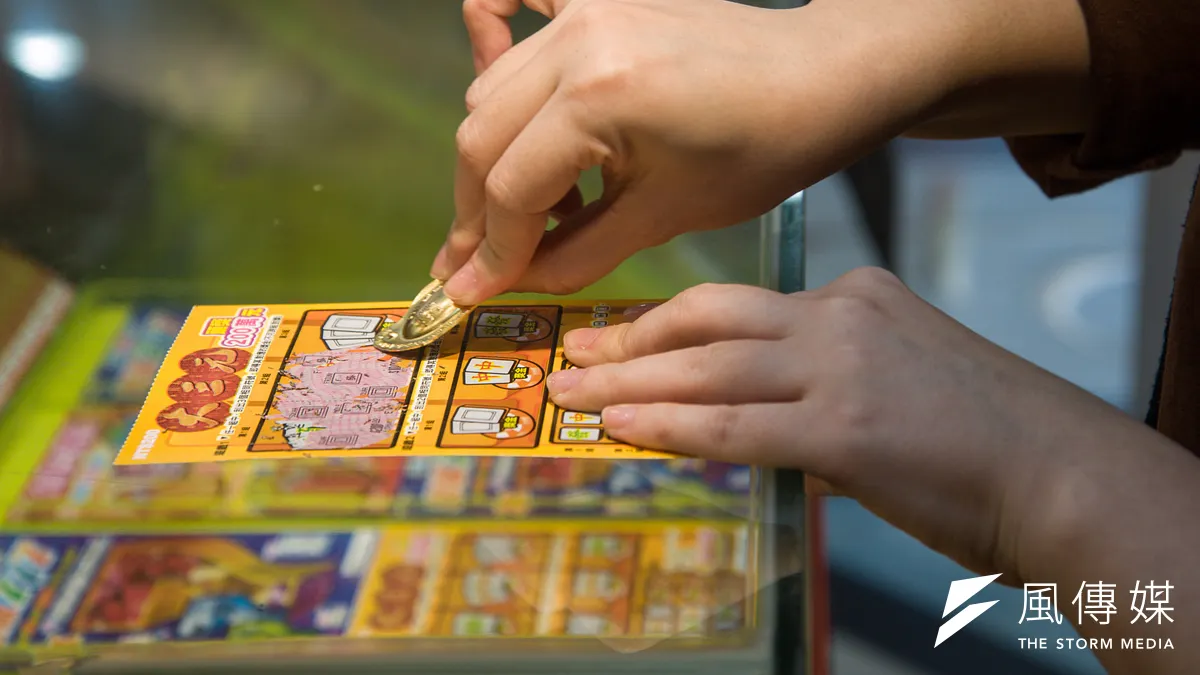 台灣人每逢過年就會瘋刮刮樂,最新刮刮樂資訊一次看。(資料照/甘岱民攝)