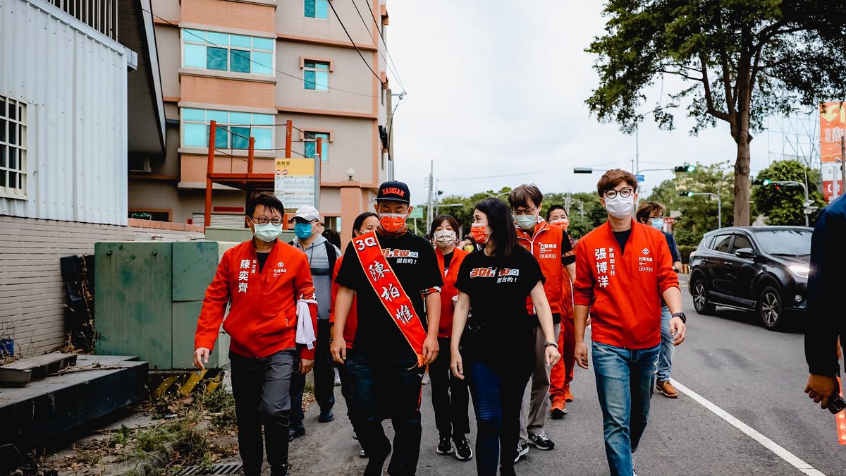 陳柏惟(左二)罷免案過關後,台灣基進隨即召開會議,研議要推出補選人選,在地綠營人士看好陳柏惟團隊執行長李雨蓁(右二)。(資料照,黃信維攝) 陳柏惟(左二)罷免案過關後,台灣基進隨即召開會議,研議要推出補選人選,在地綠營人士看好陳柏惟團隊執行長李雨蓁(右二)。(資料照,黃信維攝)