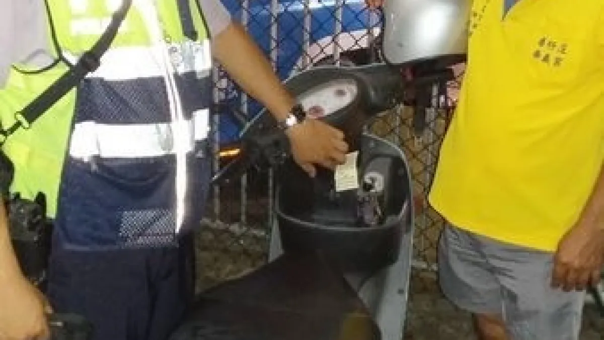 民眾忘拔車鑰匙 警貼心提醒防竊