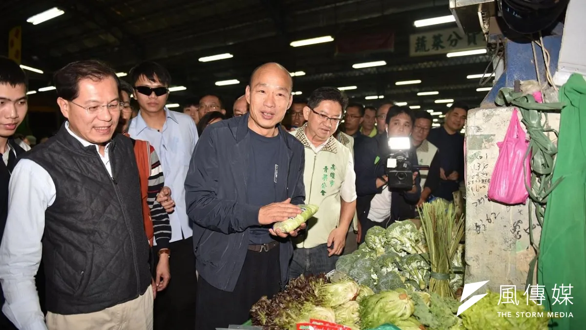 高雄市長韓國瑜延續前晚與十全果菜市場攤商的交流座談行程,實地視察果菜批發及拍賣情況。(圖/徐炳文攝)