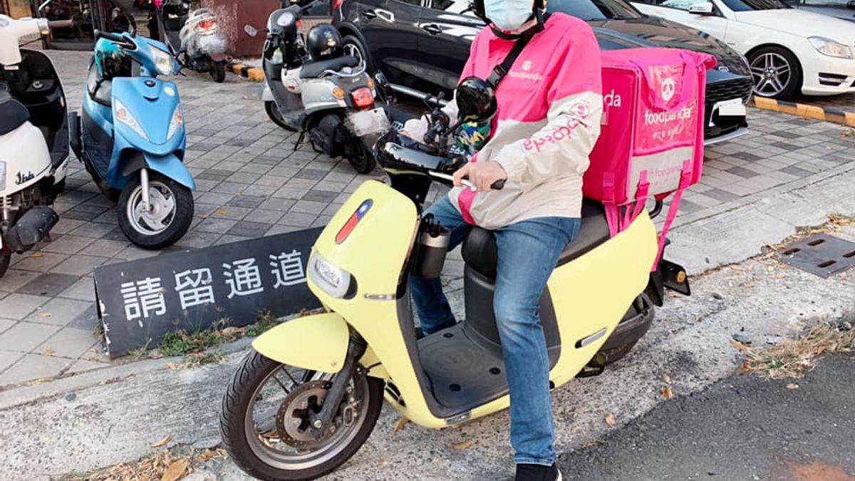 曾擔任前高雄市長韓國瑜發言人、現已成為博士候選人的李昶志近期投入外送工作,他坦言騎車外送很累,但同時也把它當作一種田野觀察。(取自李昶志臉書) 曾擔任前高雄市長韓國瑜發言人、現已成為博士候選人的李昶志近期投入外送工作,他坦言騎車外送很累,但同時也把它當作一種田野觀察。(取自李昶志臉書)