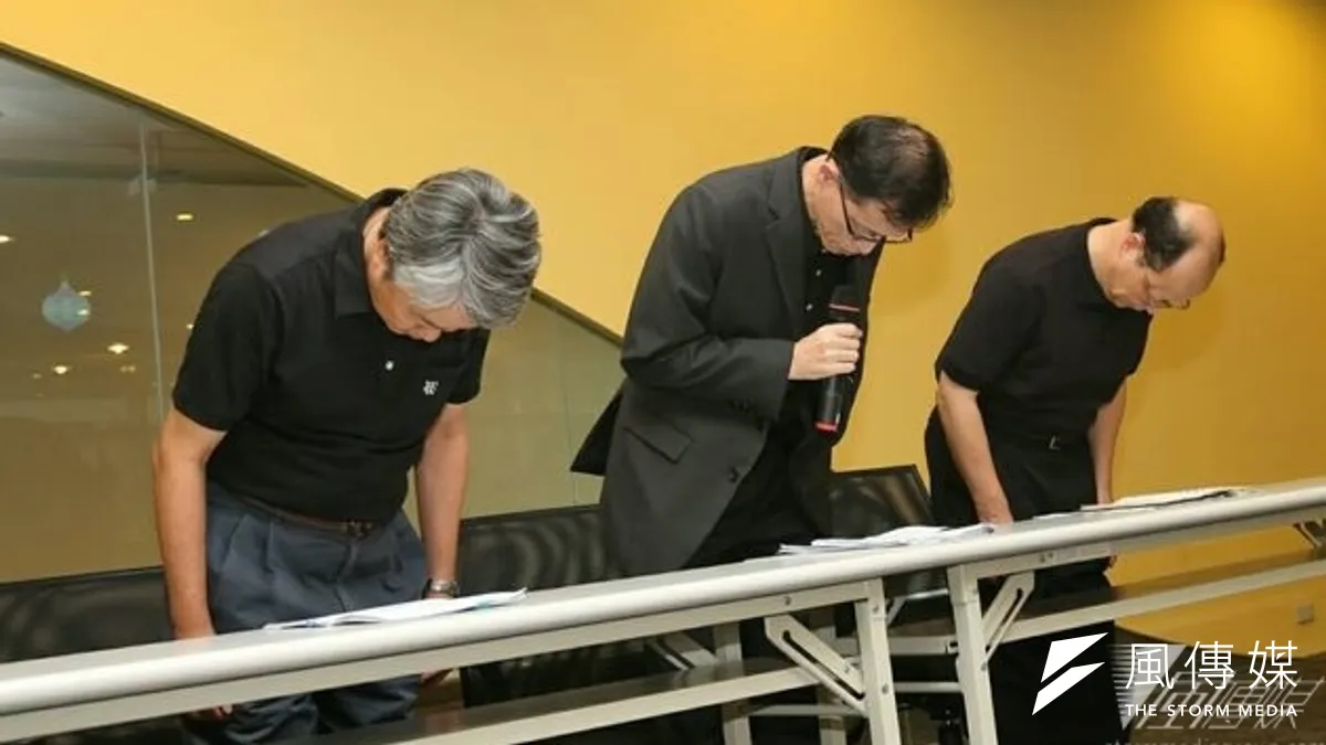 李長榮化工董事長李謀偉(中)率公司幹部出面鞠躬道歉。(吳逸驊攝) 李長榮化工董事長李謀偉(中)率公司幹部出面鞠躬道歉。(吳逸驊攝)