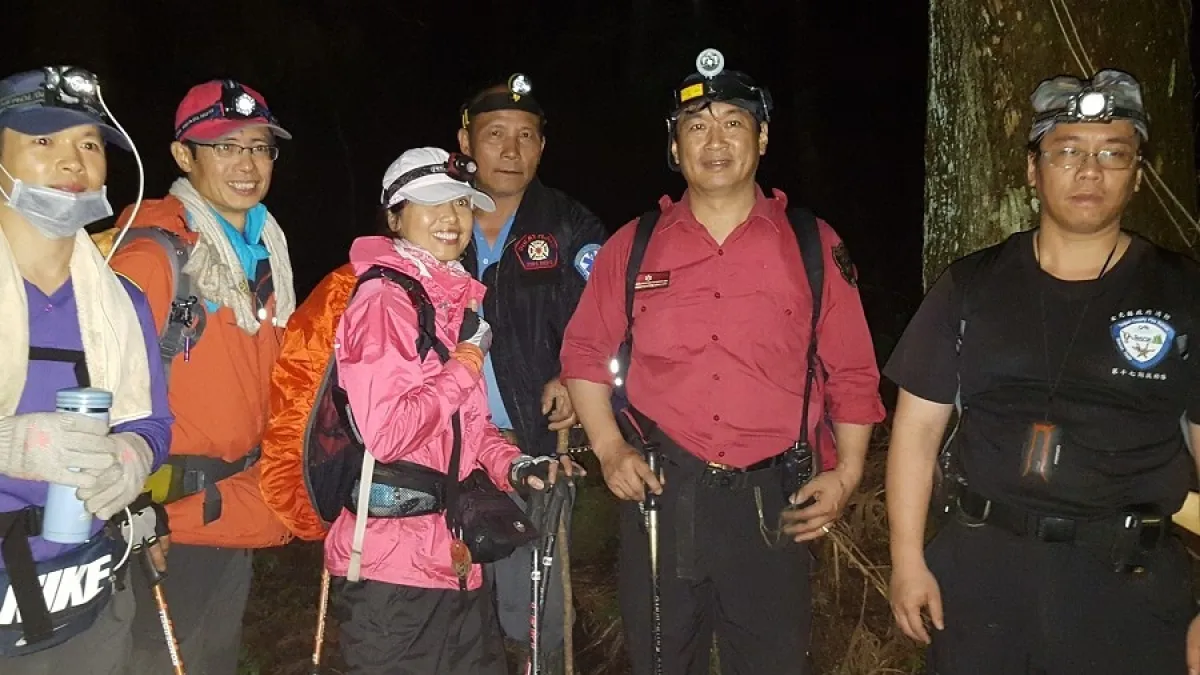 7遊客攀加里山迷途受凍 警消深夜馳援助脫困