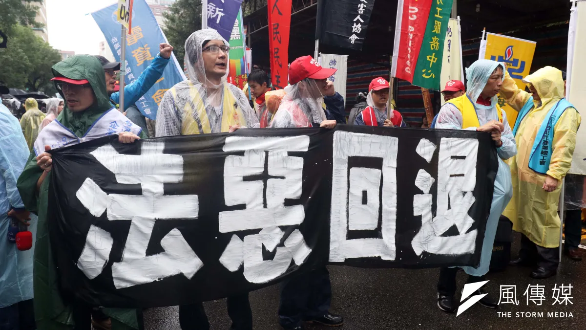 立法院臨時會預計將處理勞基法修正草案,前往抗議的勞團下午持續在立法院周邊道路遊走。(蘇仲泓攝)