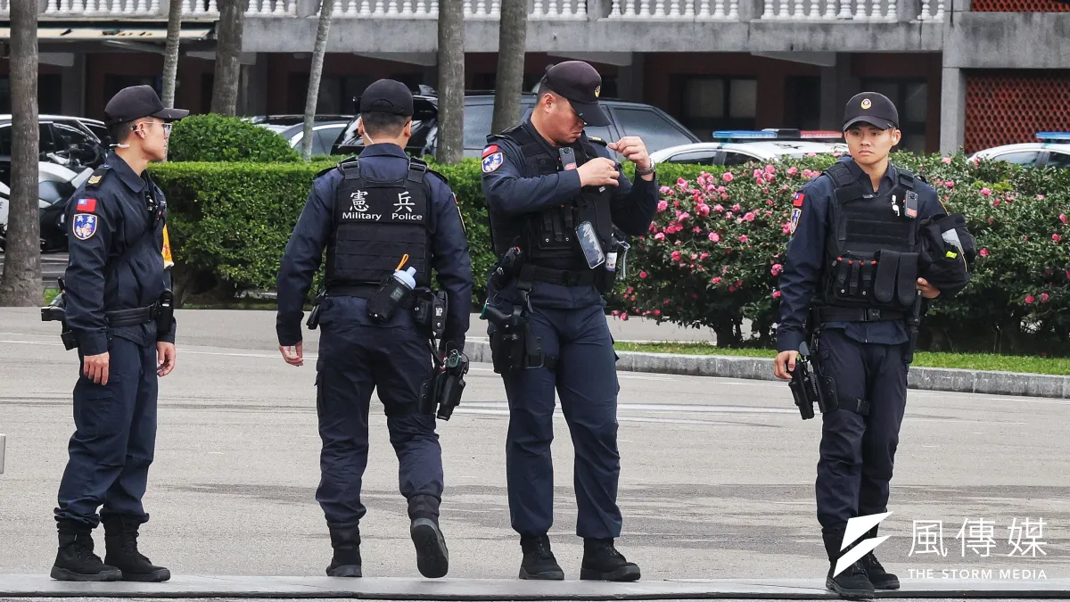 中共30日舉行「正義使命-2025」圍台軍演,負責總統府維安的憲兵在總統府周邊警戒。(柯承惠攝)