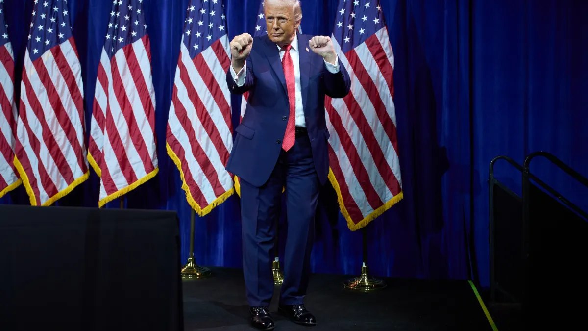 2026年1月6日,美國華府,美國總統唐納.川普(Donald Trump)在共和黨眾議員年度政策會議發表談話後,離場時跳起舞來。(美聯社)