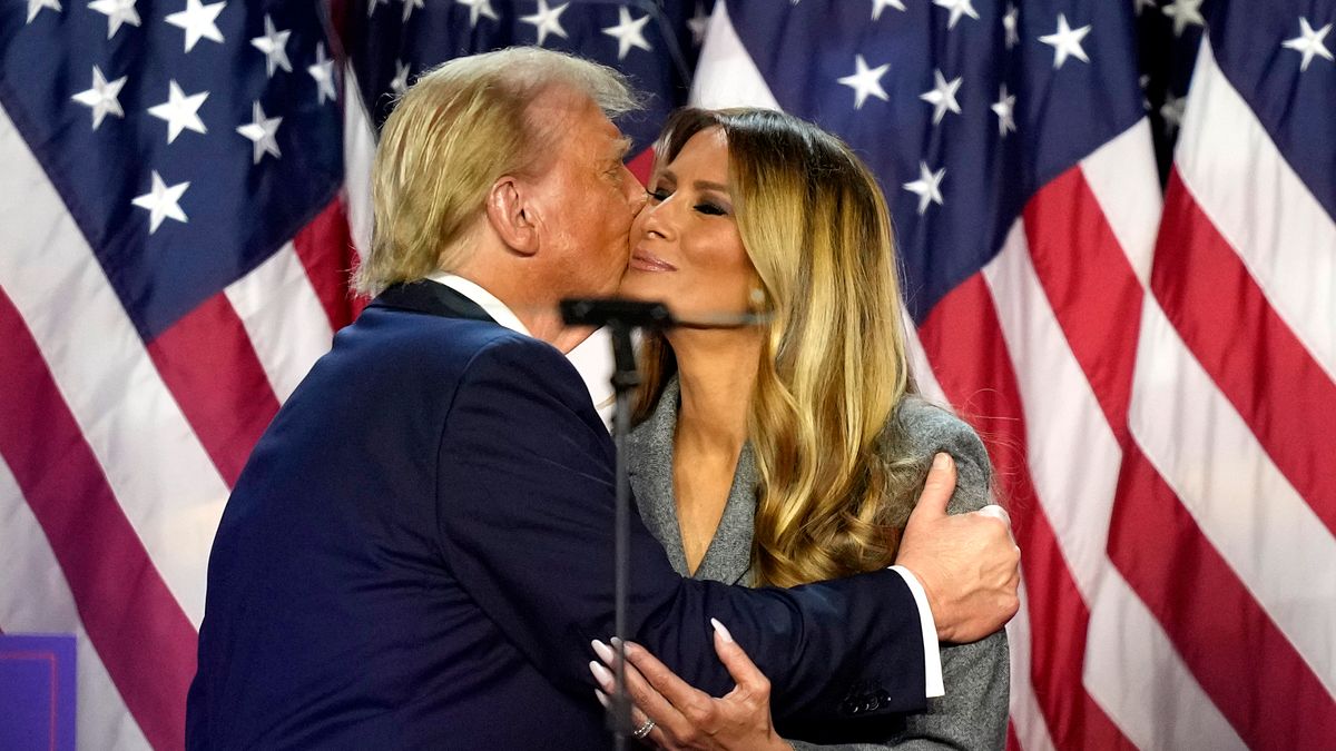 川普發表勝選演說,轉頭親吻妻子梅蘭妮亞。(美聯社) 川普發表勝選演說,轉頭親吻妻子梅蘭妮亞。(美聯社)