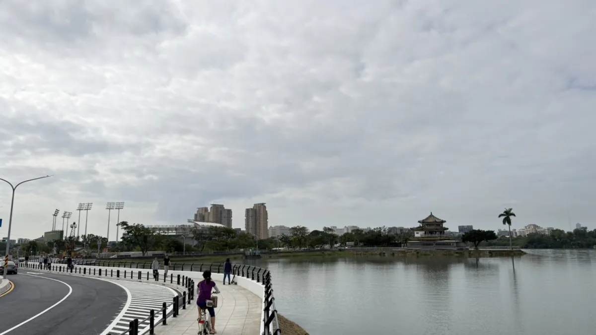 高雄澄清湖再添水岸休憩新去處!市府推動環湖步道建置工程,重新規劃道路空間與周邊景觀。(圖/取自高雄市政府)