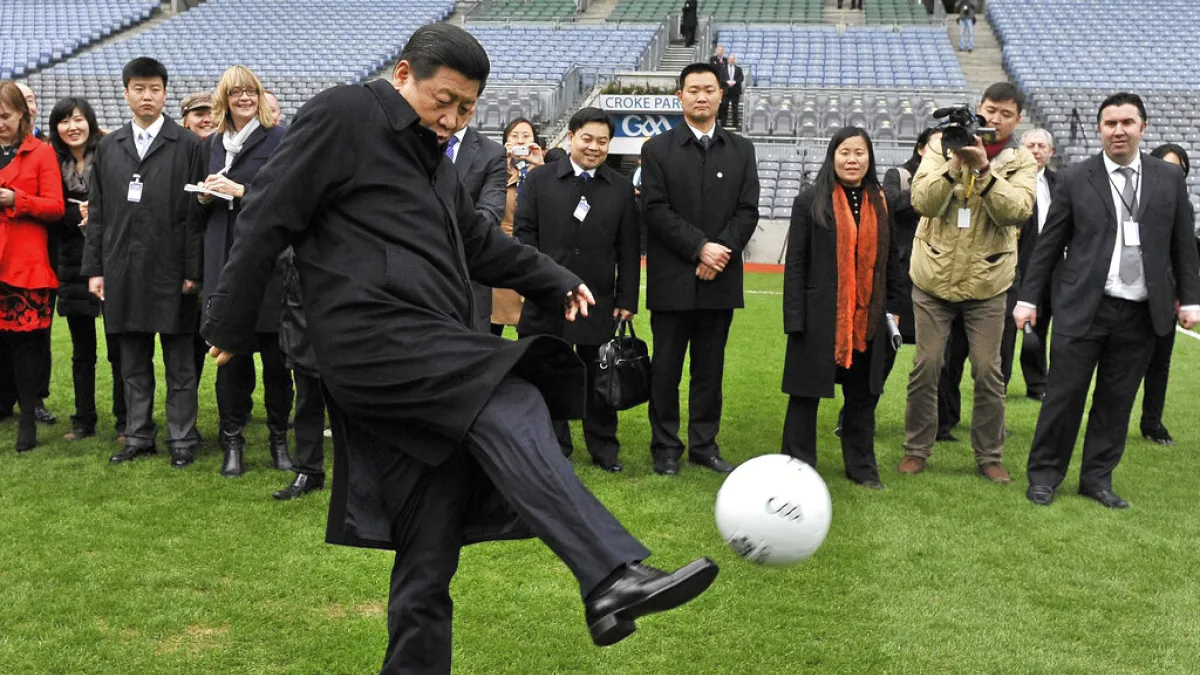 2012年2月,時任中國國家副主席的習近平訪問都柏林,並且在鏡頭前嘗試踢足球。(美聯社)