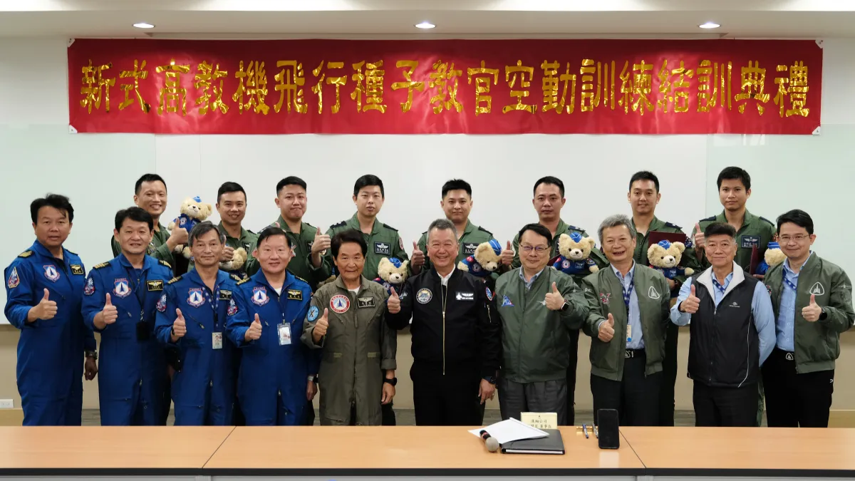 新式高教機空勤人員第一階段結訓典禮12日舉行,共計6人成功結訓。(漢翔公司提供)