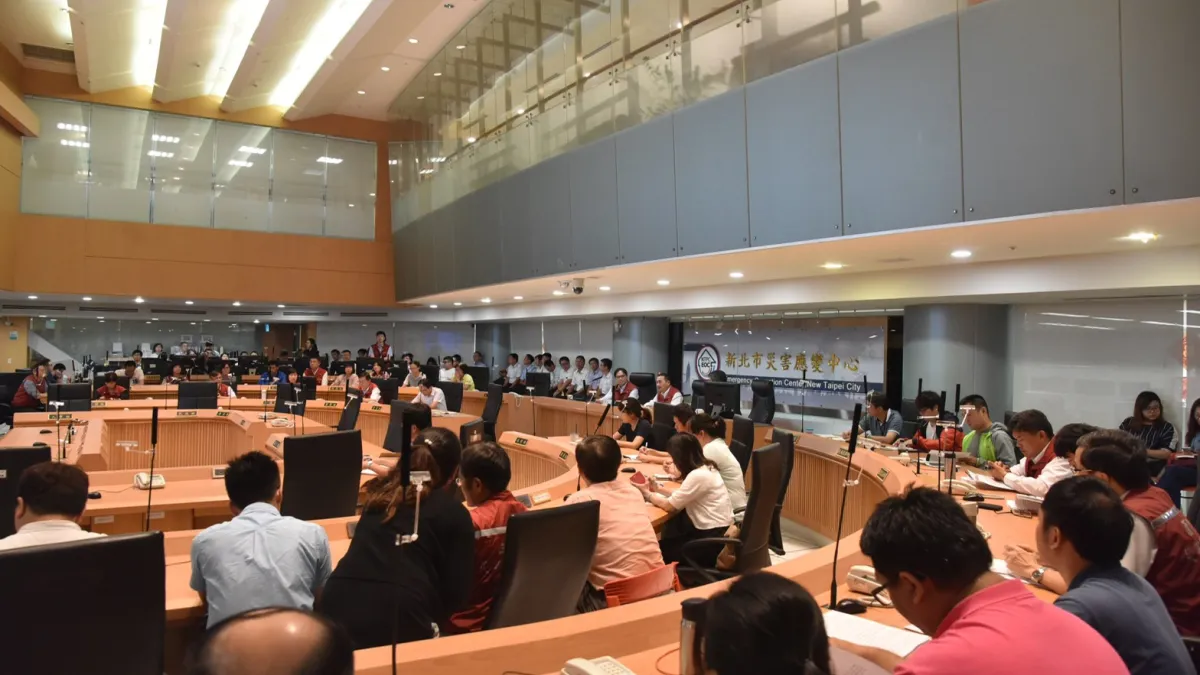 新北市昨(13)日召開「秋行軍蟲監控處理小組第一次會議」,由新北市長侯友宜親自主持,會中除請各局處共同監測,更納入各區公所及農會成員,提醒民眾發現疑似秋行軍蟲,立即通報。(圖/新北市農業局提供)