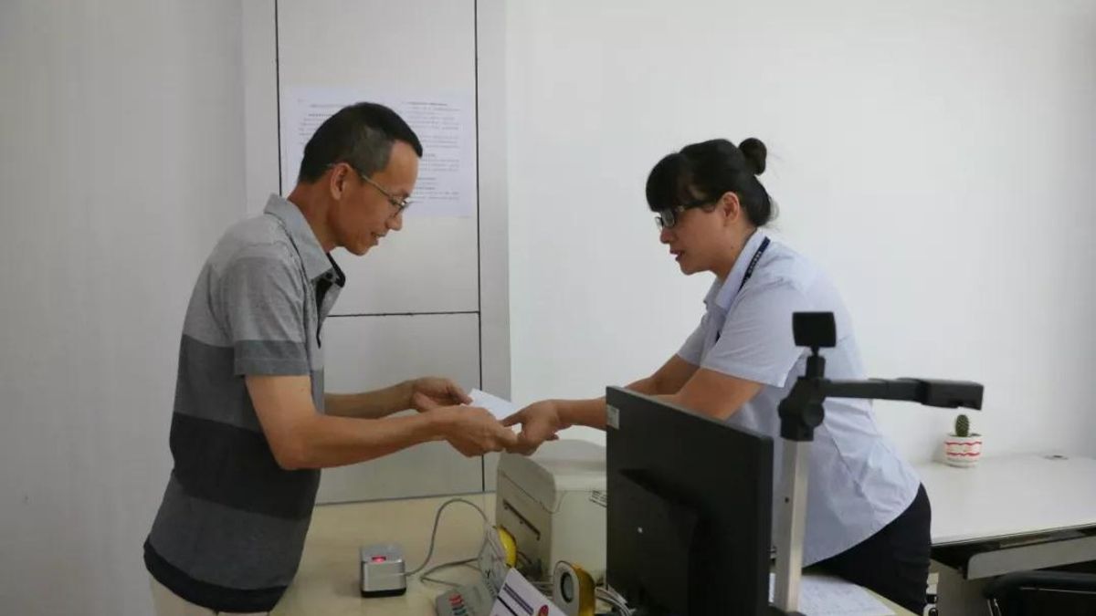 福建省長泰縣受理點,為港澳台居民辦理港澳台居民居住證。(長泰新聞網) 福建省長泰縣受理點,為港澳台居民辦理港澳台居民居住證。(長泰新聞網)
