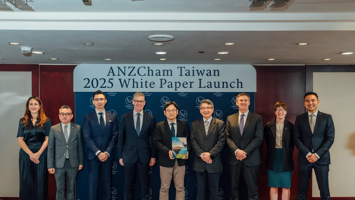 12月3日,澳紐商會發布2025年度白皮書,國發會主委葉俊顯(右五)代表政府接受。(澳紐商會提供) 12月3日,澳紐商會發布2025年度白皮書,國發會主委葉俊顯(右五)代表政府接受。(澳紐商會提供)