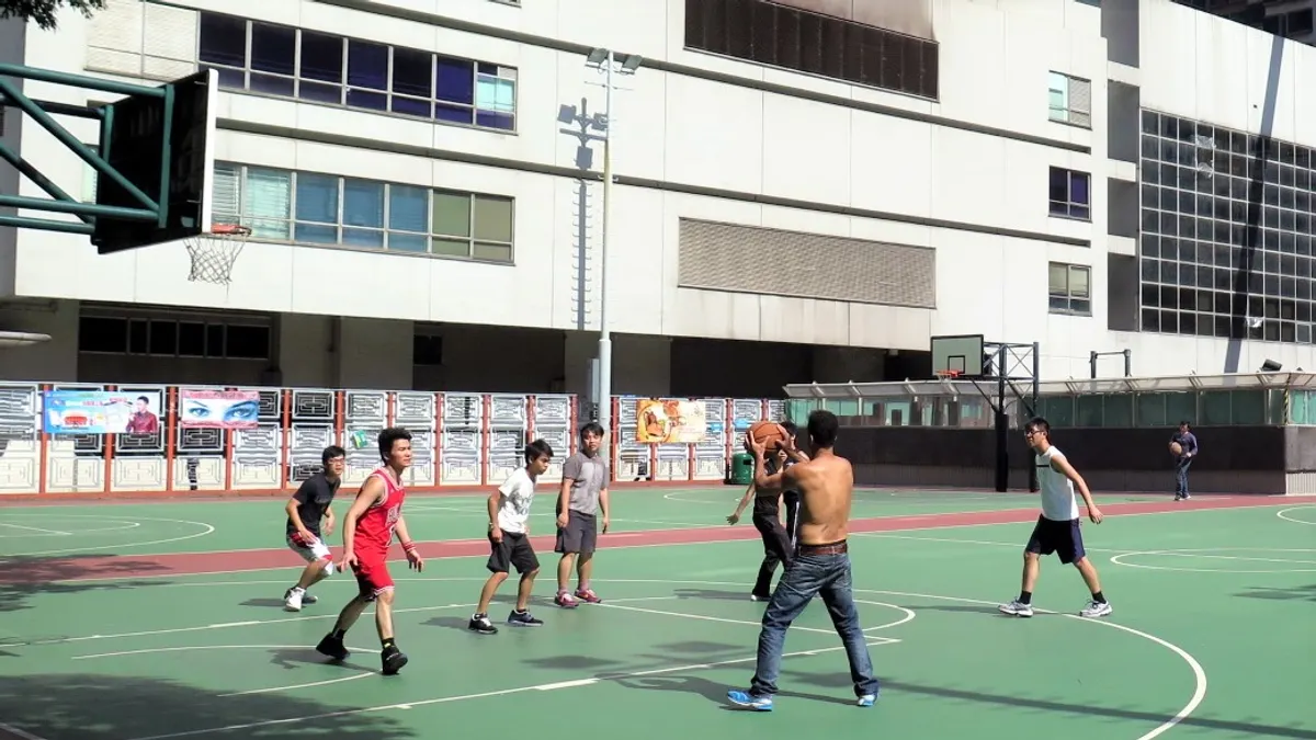 在公園的籃球場上,那種跑不快、跳不高,體能遠遠比不上年輕人,但打起球來,卻又往往能夠拿下勝場的「公園阿伯」,就能道出老鳥智慧的箇中妙處。(圖/維基百科) 在公園的籃球場上,那種跑不快、跳不高,體能遠遠比不上年輕人,但打起球來,卻又往往能夠拿下勝場的「公園阿伯」,就能道出老鳥智慧的箇中妙處。(圖/維基百科)