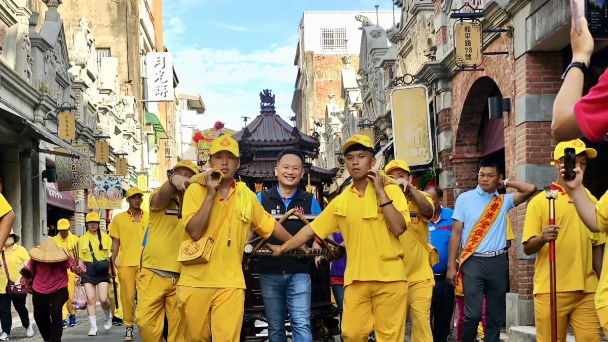 桃園市副市長蘇俊賓在大溪老街區親自扛起神將,與信眾一起踩街繞境。(圖/桃園市政府提供)
