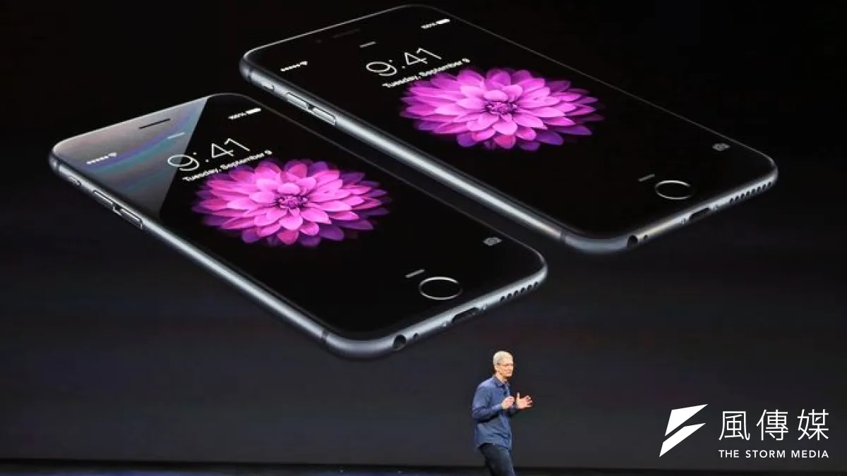 蘋果執行長庫克介紹新款iPhone 6系列。(美聯社)