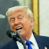 アメリカ大統領トランプ氏が8日、ホワイトハウスの記者会見で台湾がアメリカの半導体業界を盗んだと再び批判する。(資料写真、AP通信) アメリカ大統領トランプ氏が8日、ホワイトハウスの記者会見で台湾がアメリカの半導体業界を盗んだと再び批判する。(資料写真、AP通信)