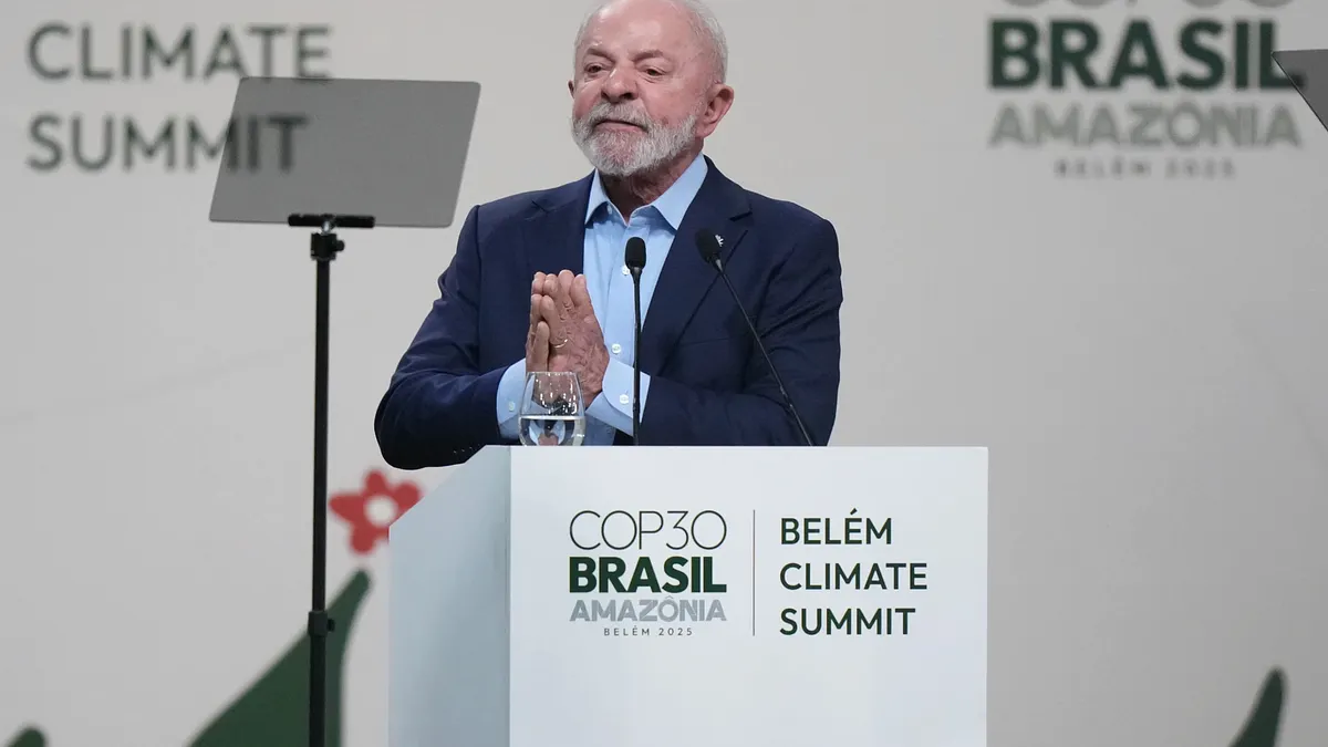 COP30落幕但減碳的困難更嚴重。圖為巴西總統魯拉在巴西亞馬遜河口城市貝倫(Belém)舉行的COP30全體大會上發表演說。(美聯社)