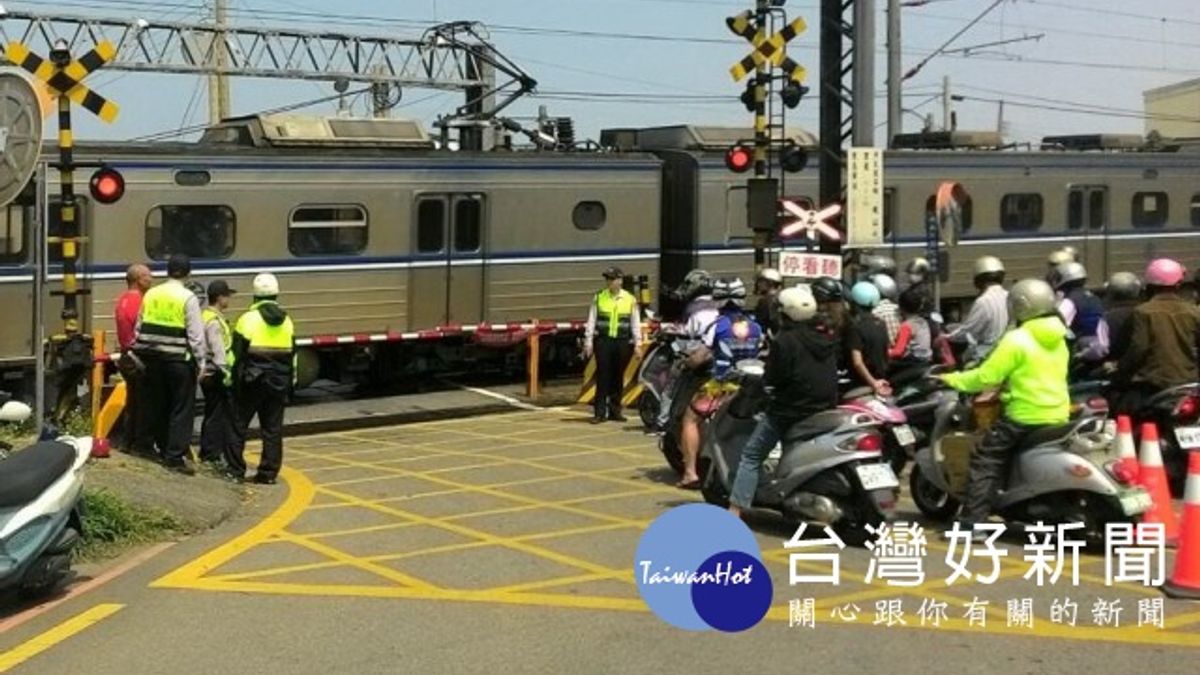 防清明掃墓人潮跨鐵軌 鐵路警察全員出動 防清明掃墓人潮跨鐵軌 鐵路警察全員出動