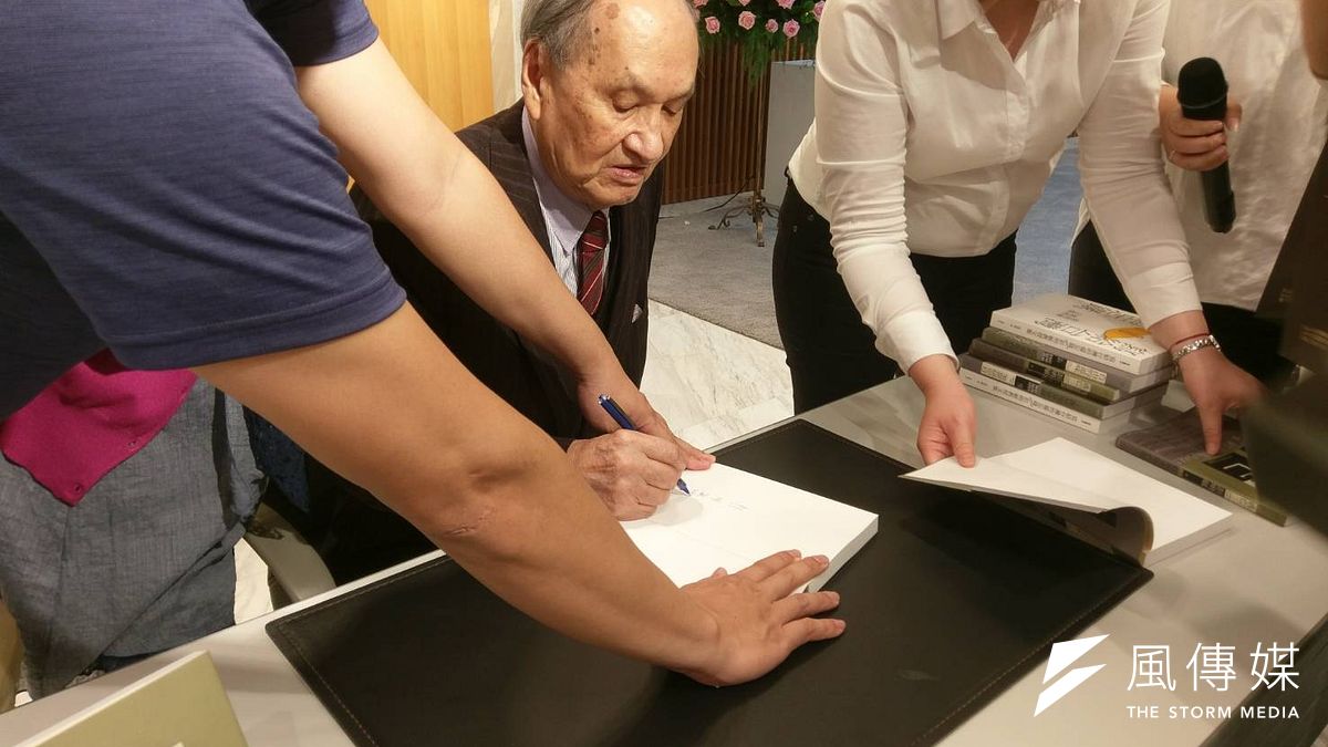 前總統府資政彭明敏16日出席玉山社《自由的滋味》與 《逃亡》再版簽書會,並表示當年《台灣人民自救運動宣言》中的訴求,有許多到了今天仍未達成。(陳俐穎攝) 前總統府資政彭明敏16日出席玉山社《自由的滋味》與 《逃亡》再版簽書會,並表示當年《台灣人民自救運動宣言》中的訴求,有許多到了今天仍未達成。(陳俐穎攝)