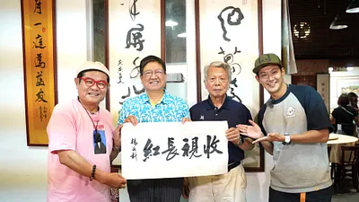 新竹縣長楊文科送上墨寶,祝福許效舜、威廉節目「收視長紅」。(圖/新竹縣政府提供)