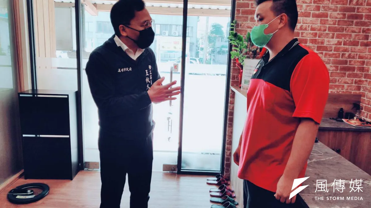 勞工局局長王秋冬前往市區視障按摩據點,關心據點生意是否受到影響,同時宣導防疫應注意事項。(圖/徐炳文攝)