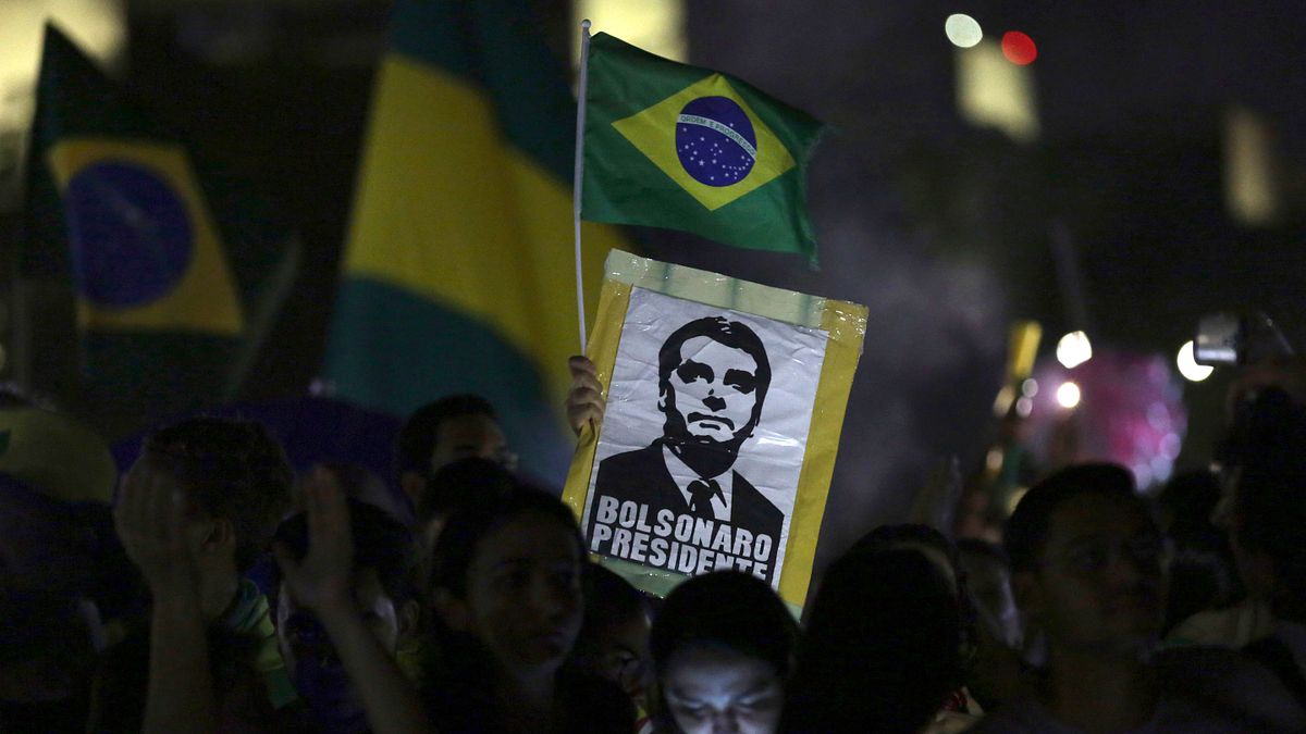 2018年10月28日,極右派巴西社會自由黨候選人博索納羅當選總統,支持者慶賀。(美聯社) 2018年10月28日,極右派巴西社會自由黨候選人博索納羅當選總統,支持者慶賀。(美聯社)