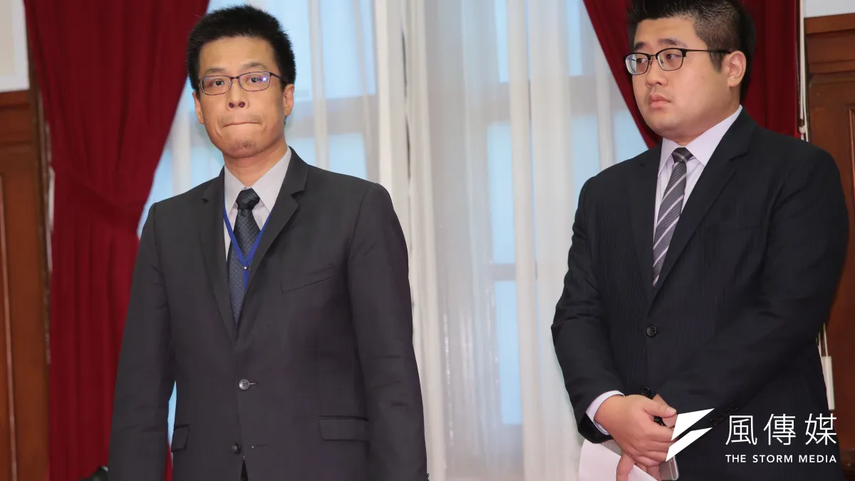台北市長柯文哲指總統身邊的人都貪污,總統府發言人林鶴明(右)等要求道歉。(資料照片,顏麟宇攝)