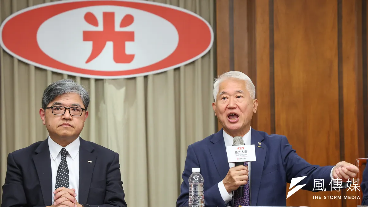 新光人壽董事長魏寶生(右)、副總陳芝貴(左)22日出席「北士科T17、T18地上權案」說明記者會。(顏麟宇攝)