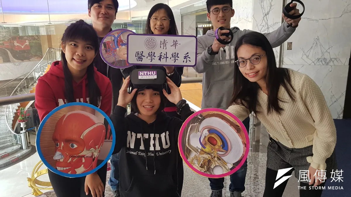 清華大學是非醫學大學中唯一建置VR解剖設備的大學,後排中為生科院醫科系主任陳令儀。(圖/方詠騰攝)