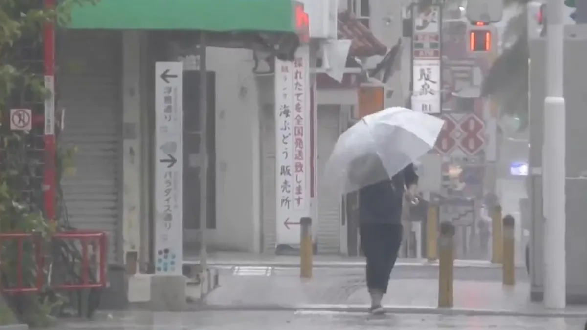 台風接近時、企業は従業員の安全を最優先しつつ、休業手当や有給休暇、テレワークなどの対応を就業規則に基づいて適切に判断する必要がある。(イメージ写真・AP通信)
