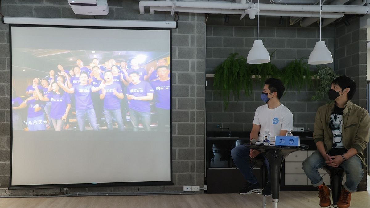 國民黨台北市長參選人蔣萬安6日召開記者會,公布競選主題曲《無限.台北》,除了正式釋出MV,也邀請創作者「鮭魚先生」與談。(蔣萬安辦公室提供) 國民黨台北市長參選人蔣萬安6日召開記者會,公布競選主題曲《無限.台北》,除了正式釋出MV,也邀請創作者「鮭魚先生」與談。(蔣萬安辦公室提供)