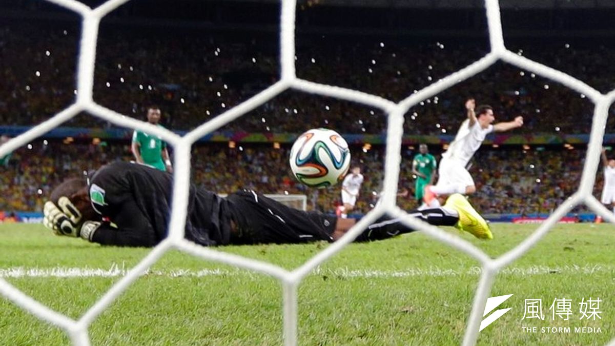希臘在傷停時間罰球取勝,象牙海岸門將只能抱頭懊惱。(美聯社) 希臘在傷停時間罰球取勝,象牙海岸門將只能抱頭懊惱。(美聯社)