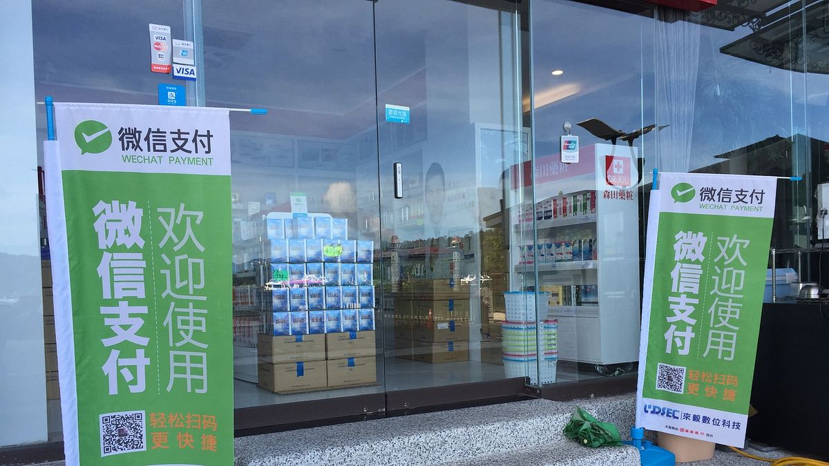 金管會首度揭露「電子支付機構」業務統計,「街口支付」四月交易額達2.06億元奪冠。圖為日月潭商家歡迎陸客使用電子支付。(資料照,呂紹煒攝) 金管會首度揭露「電子支付機構」業務統計,「街口支付」四月交易額達2.06億元奪冠。圖為日月潭商家歡迎陸客使用電子支付。(資料照,呂紹煒攝)