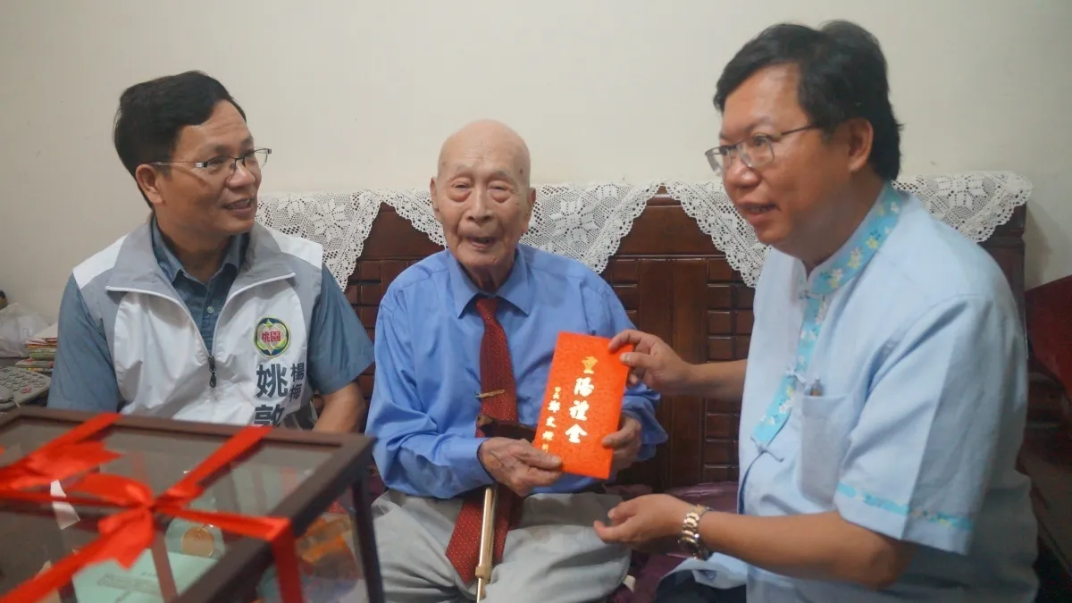 拜訪楊梅區百歲人瑞 鄭文燦親自致贈重陽賀禮
