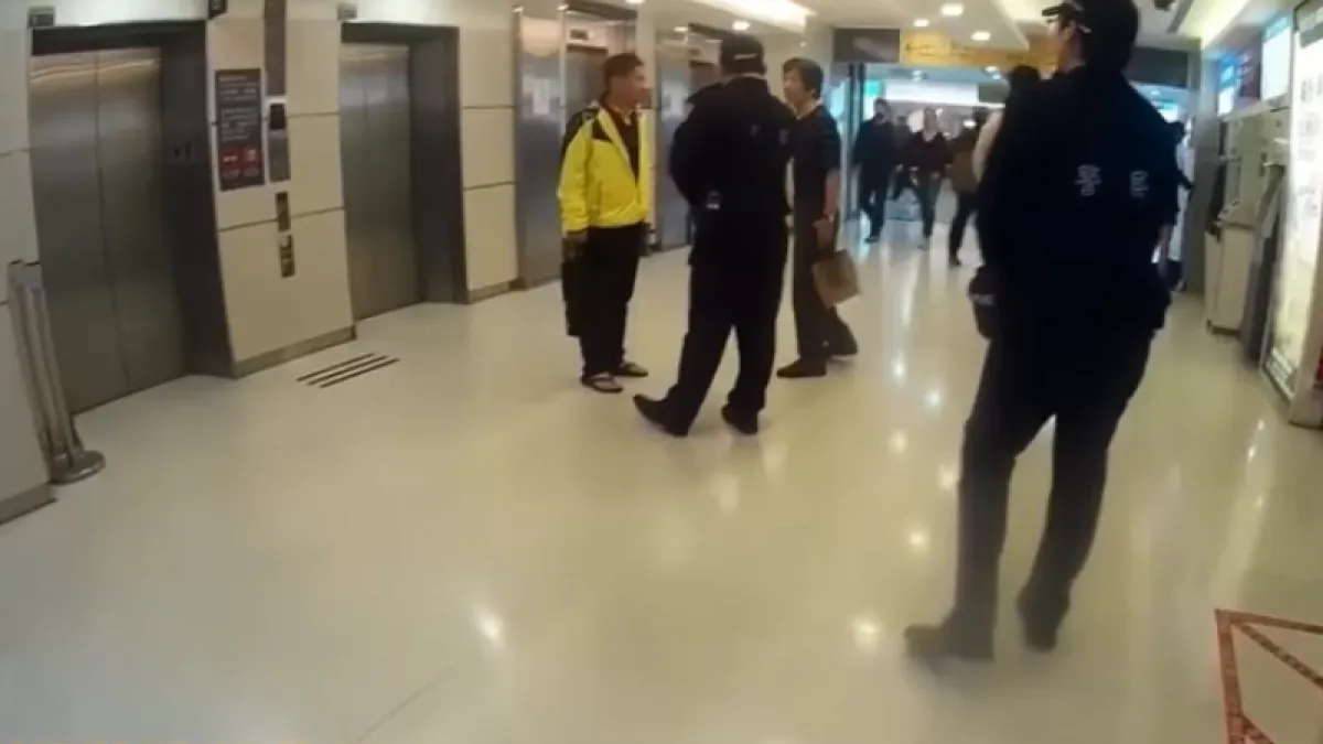 一個人被要求給警察看他的證件,這真的不算什麼...(警方影片截圖)