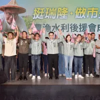 市長參選人賴瑞隆成立「農漁水利後援總會」,集結高雄27個農會、7個漁會,及44個農漁水利團體共同加入,34個農漁會全數出席力挺,展現團結氣勢。(圖/賴瑞隆服務處提供) 市長參選人賴瑞隆成立「農漁水利後援總會」,集結高雄27個農會、7個漁會,及44個農漁水利團體共同加入,34個農漁會全數出席力挺,展現團結氣勢。(圖/賴瑞隆服務處提供)