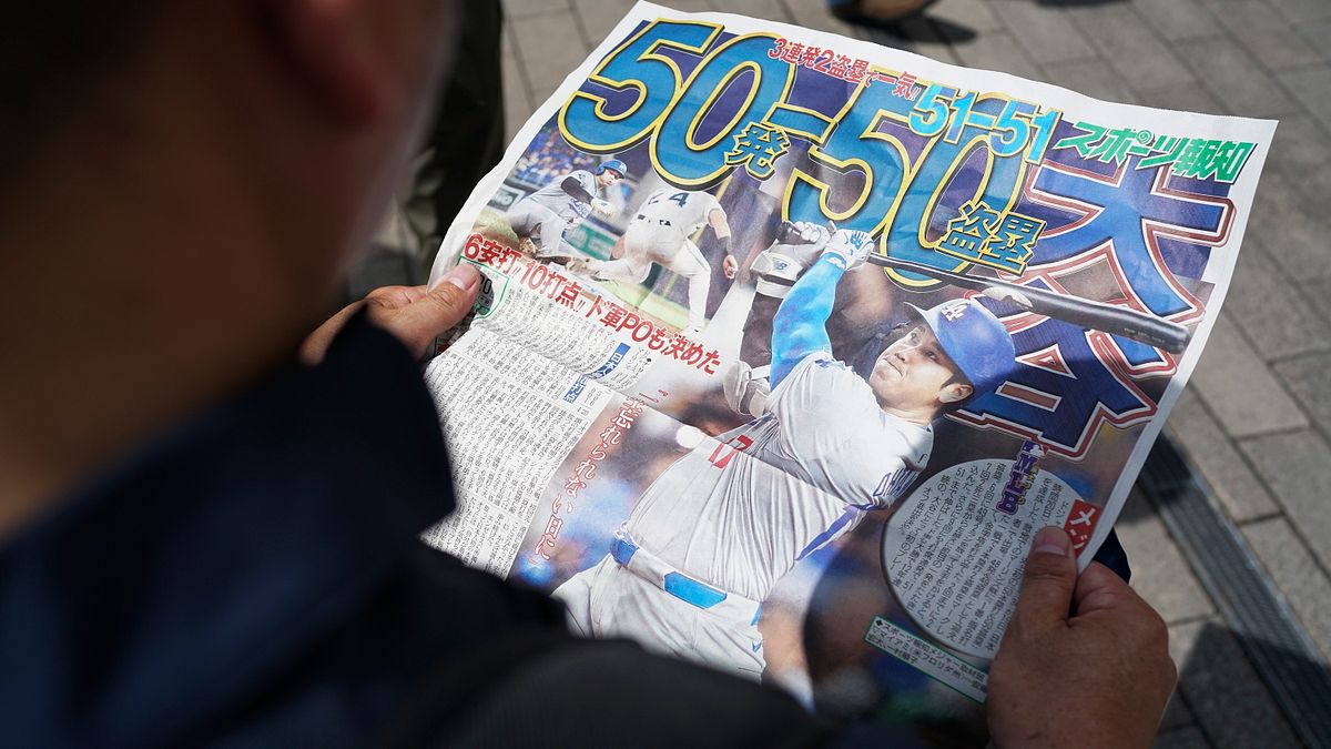 MLB道奇隊球星大谷翔平19日成為MLB第一位「50轟50盜」俱樂部成員,東京街頭許多民眾都在排隊領取快報。(美聯社) MLB道奇隊球星大谷翔平19日成為MLB第一位「50轟50盜」俱樂部成員,東京街頭許多民眾都在排隊領取快報。(美聯社)