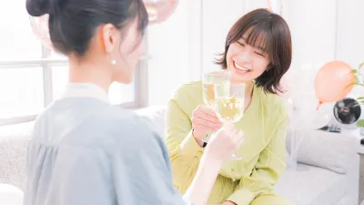 被稱讚時只會尬笑,不知該做什麼反應?社交達人用三招幽默回應。(示意圖/取自pakutaso)