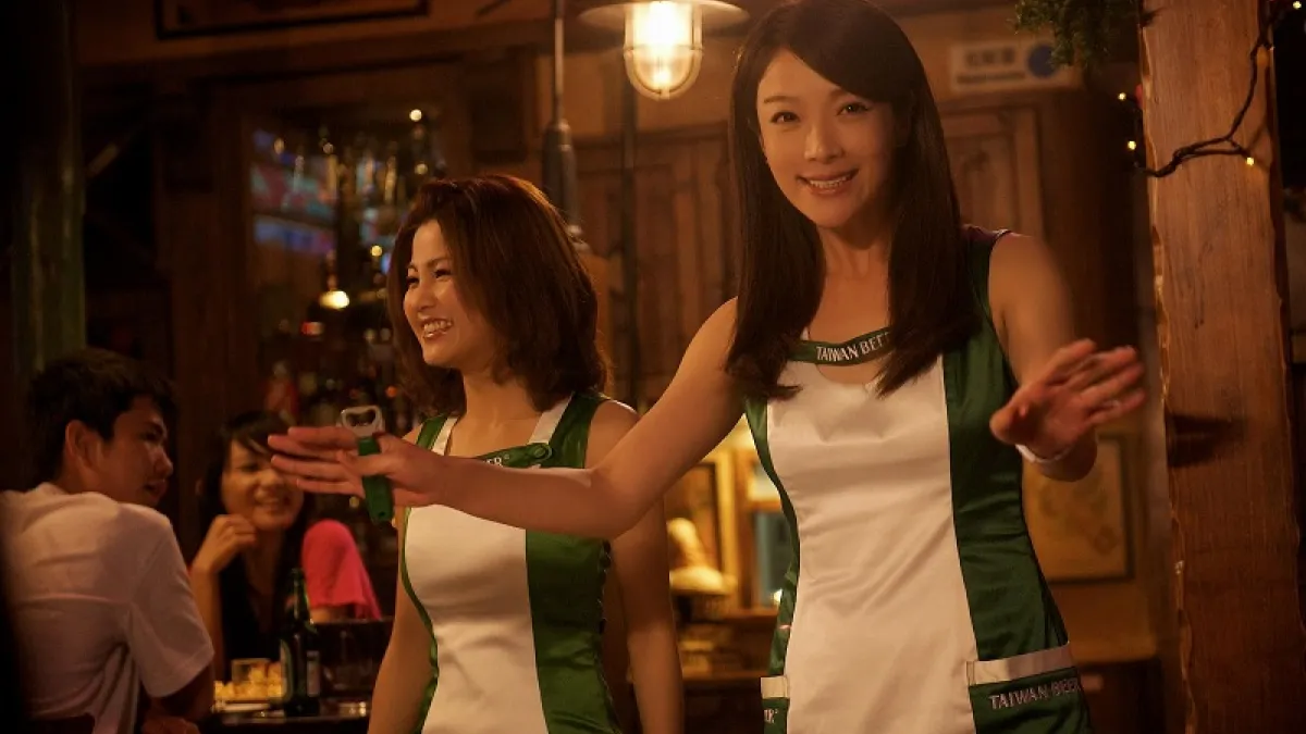 「這些女孩既然是賣酒的,就自然有人認為是陪酒的,只是在公眾場合,畢竟還是多了些保障,但也只是些微的保障──一旦無法勸進酒品,很可能整個晚上對店家、酒客以及公司都無法交代⋯⋯」。圖為《半熟戀人》劇照。