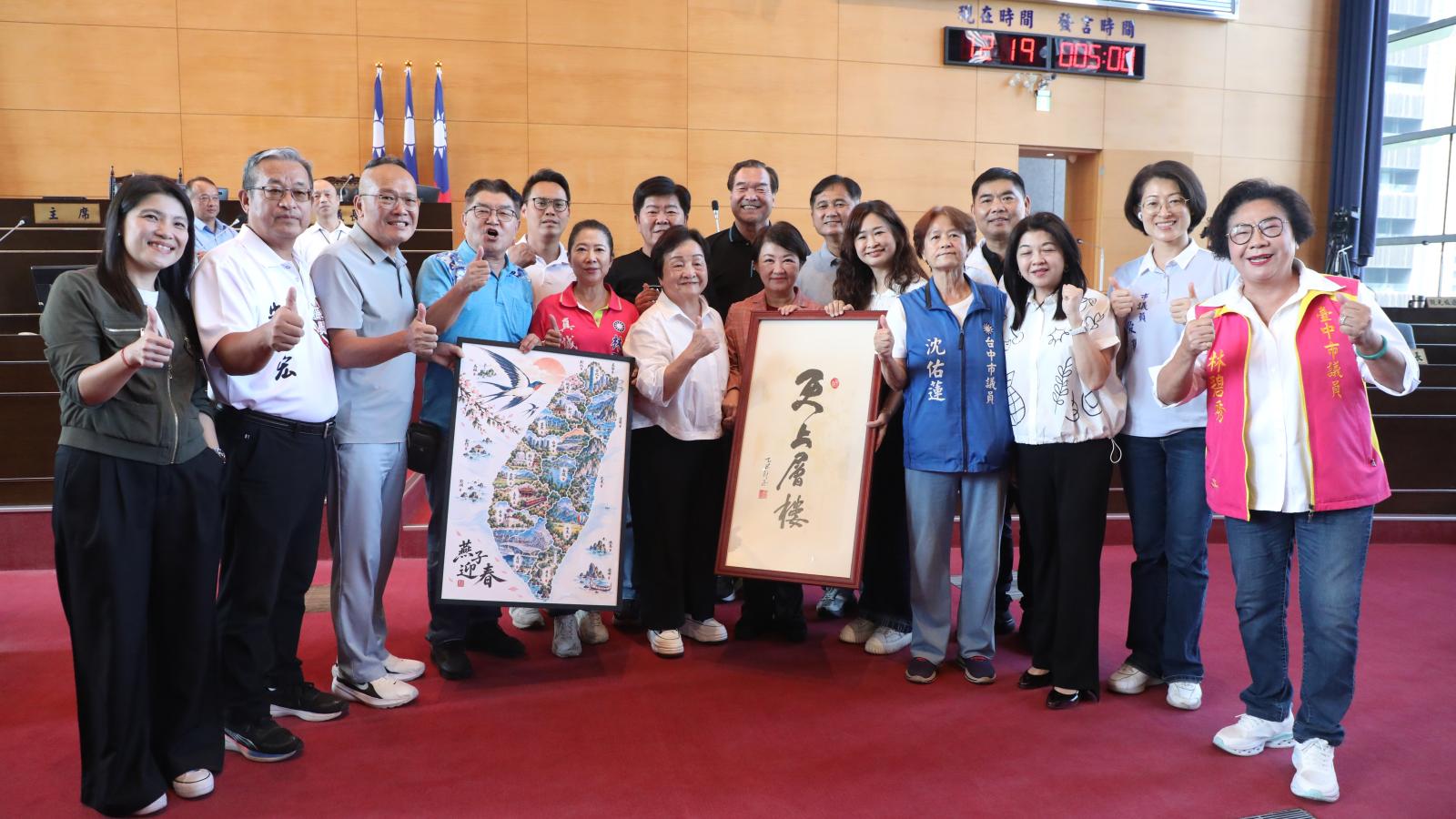 盧秀燕任內最後一次出席議會三讀會 議長率眾贈禮獻祝福
