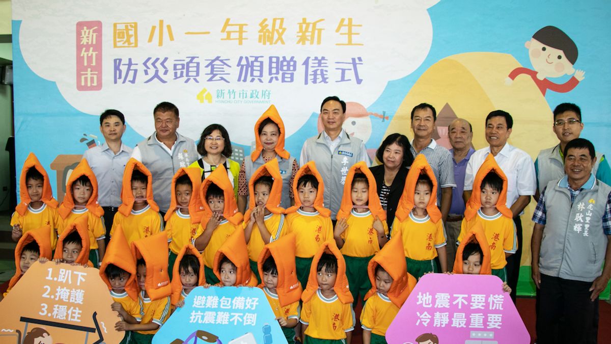 竹市防災頭套今年變身為小丑魚造型,各公私立國小一年級學童都可領到一頂。(圖/新竹市政府提供) 竹市防災頭套今年變身為小丑魚造型,各公私立國小一年級學童都可領到一頂。(圖/新竹市政府提供)